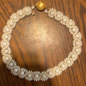 Woman’s vintage white flowered choker necklace In excellent condition